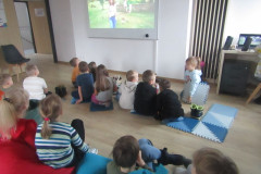 Film za regałem i popcorn