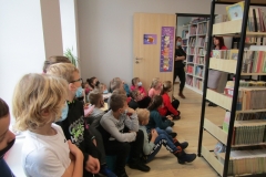 Klsy II Szkoły Podstawowej z Kielna odwiedziły bibliotekę