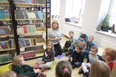 Świąteczna bajka - Przedszkolaki w bibliotece