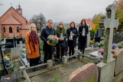 Tydzień Pamięci - odwiedziny grobów patronów biblioteke : na cmentarzu w Kielnie - symboliczny grób ks. dr Leona Heyke; grób Alojzego Nagla ; na cmentarzu w Łebnie - grób Jana Piepki.