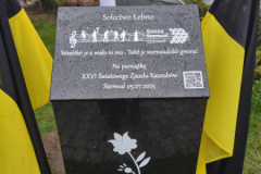 Uroczyste odsłonięcie pamiątkowej tablicy XXVI Światowego Zjazdu Kaszubów podczas uroczystości 25-lecia nadania imienia Jana Pawła II Szkoły Podstawowej w Łebnie, 23.10.2025