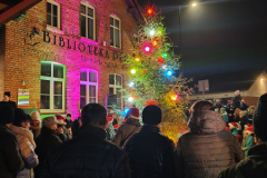 Uroczystość Rozświetlenia Choinki Sołeckiej przy Bibliotece Publicznej w Łebnie, 02.12.2025